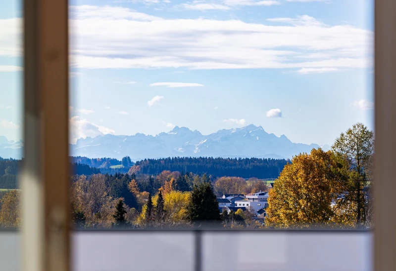 Die neue Wohnanlage in Kißlegg ermöglicht einen unverbauten Blick auf die Alpen.Foto: Rehaag GmbH