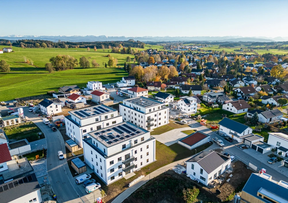 Die drei neuen Häuser sind Teil eines Gebietes mit insgesamt 37 vergebenen Bauplätzen am Ortsrand von Kißlegg.