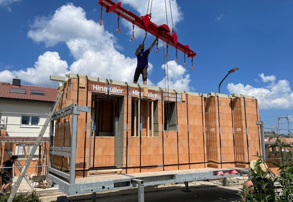 Ziegelfertigteile mit Rollladen auf Baustelle in Prien am Chiemsee