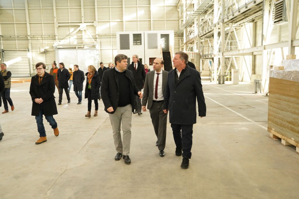 Thomas Bader uns Staatsminister Christian Bernreiter zu Besuch im Werk Pfeffenhausen