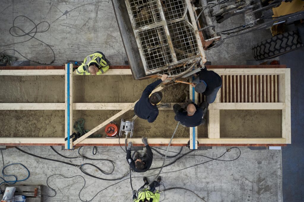 Mitarbeiter arbeiten an der Holz-Lehm Massivdecke