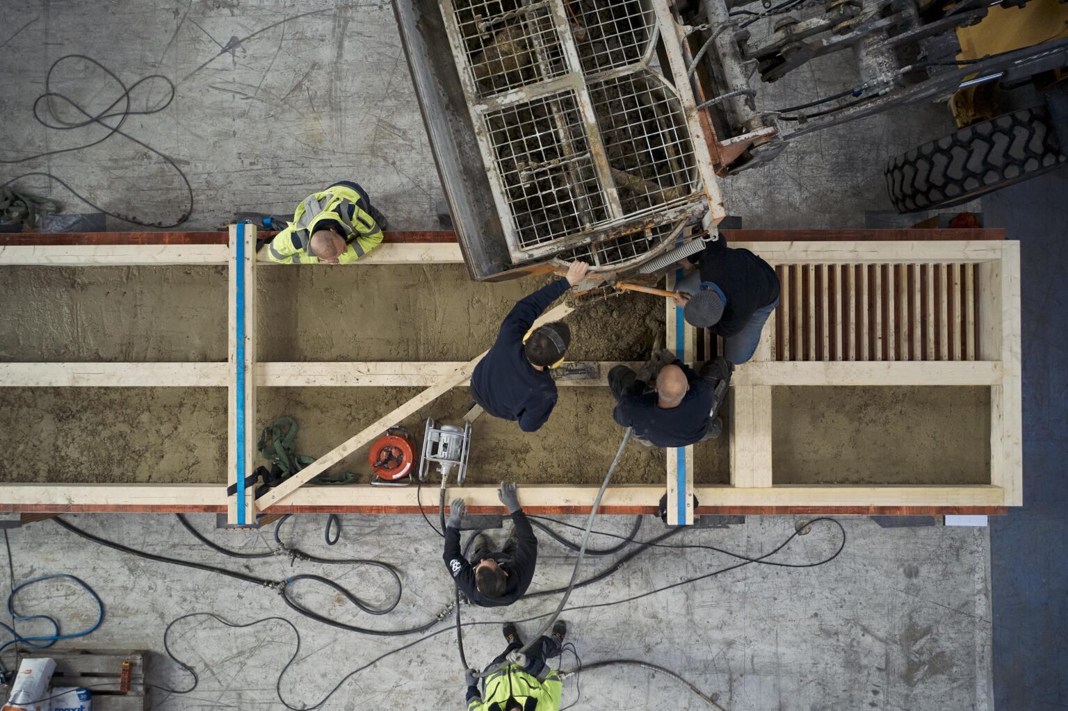 Mitarbeiter arbeiten an der Holz-Lehm Massivdecke