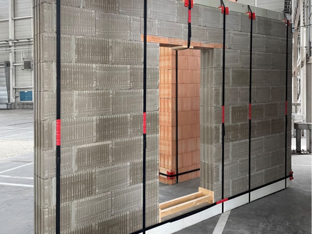 Lehmziegelfertigteil in einer Produktionshalle.