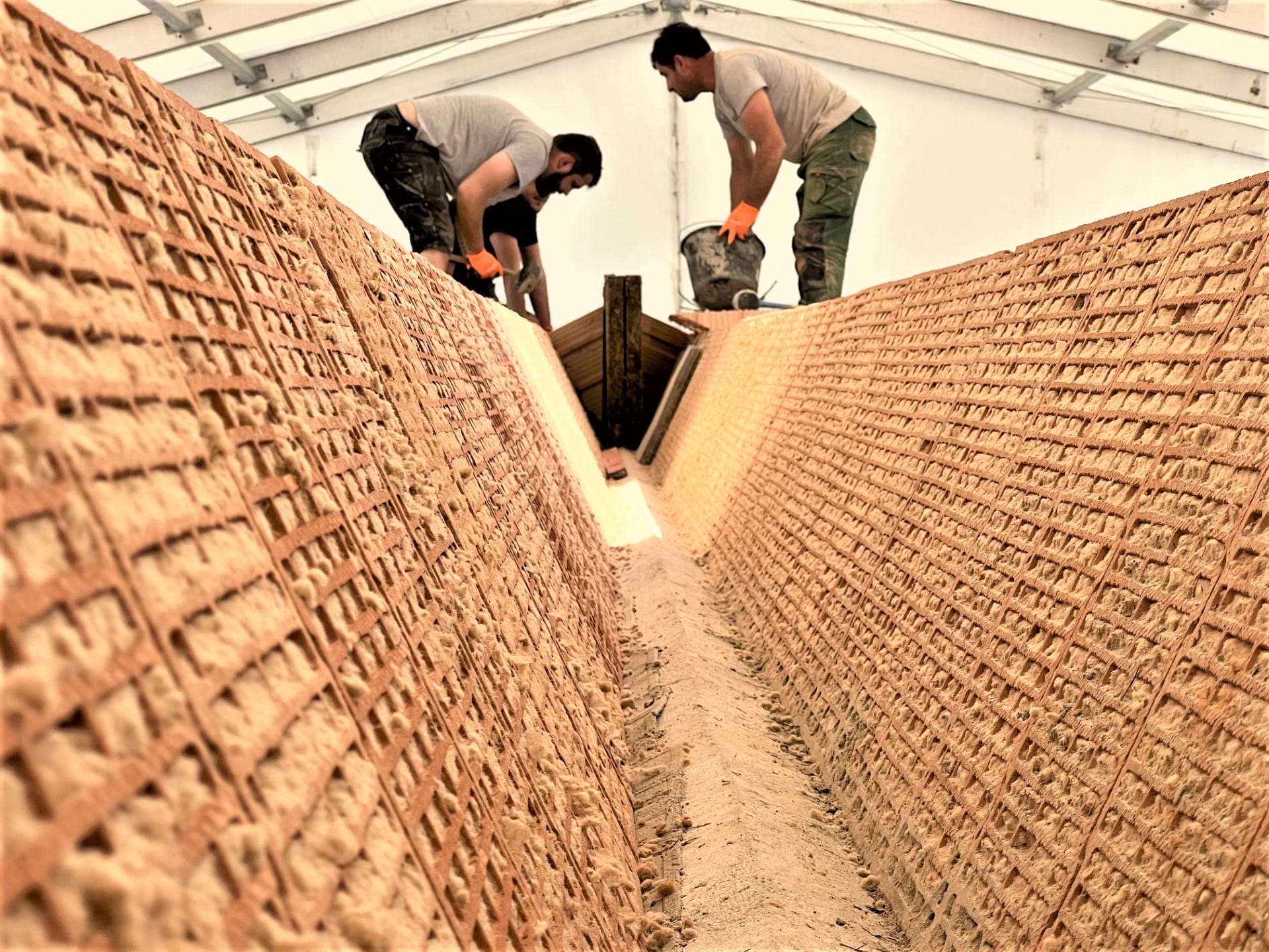 Personen arbeiten mit Lehm