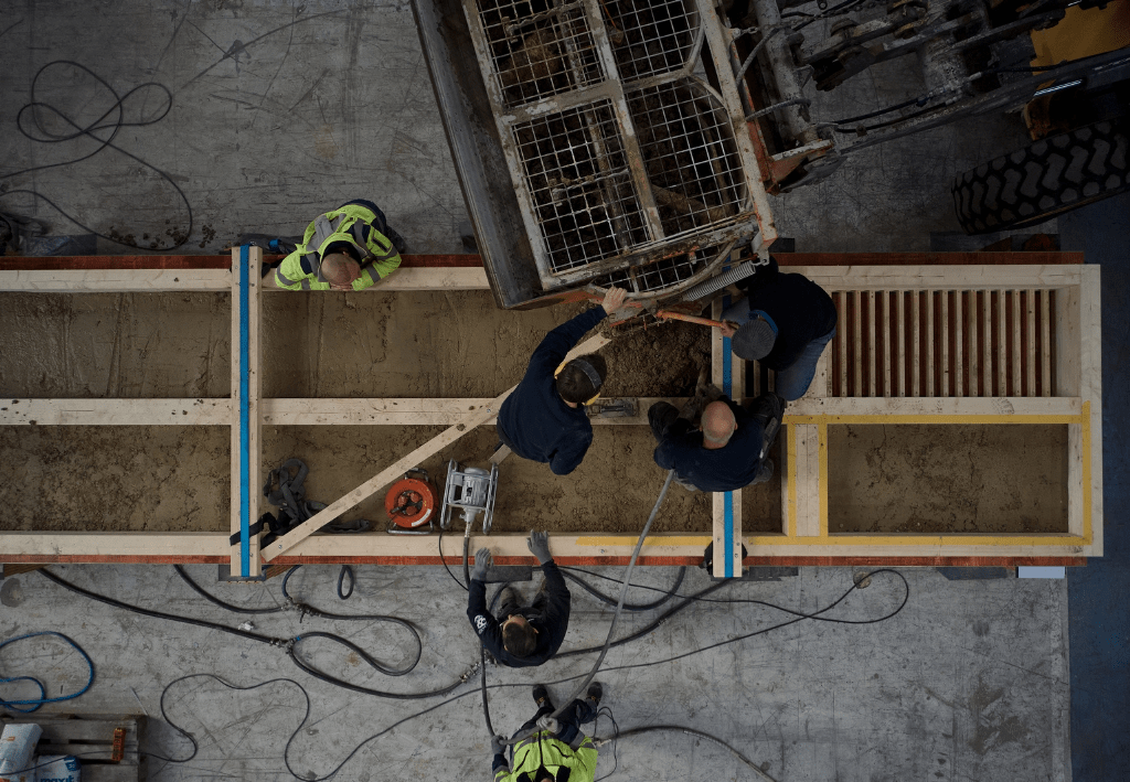 Die Holzstruktur der Holz-Lehm Massivdecke wird mit Lehm vergossen und analog zu Beton mit Rüttlern verdichtet. Das zeit- und kostenintensive Lehmstampfen entfällt.