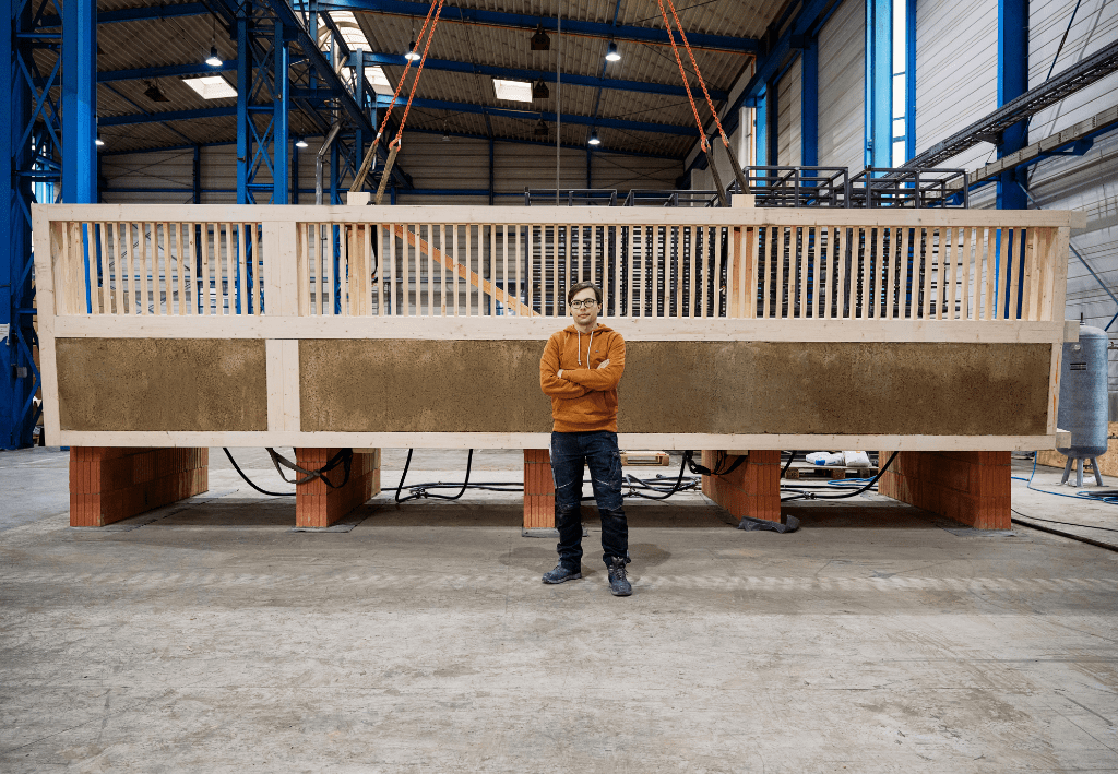 Julian Trummer präsentiert eine große Holzstruktur, die er während seines Architekturstudiums für nachhaltige Bauteile entworfen hat.