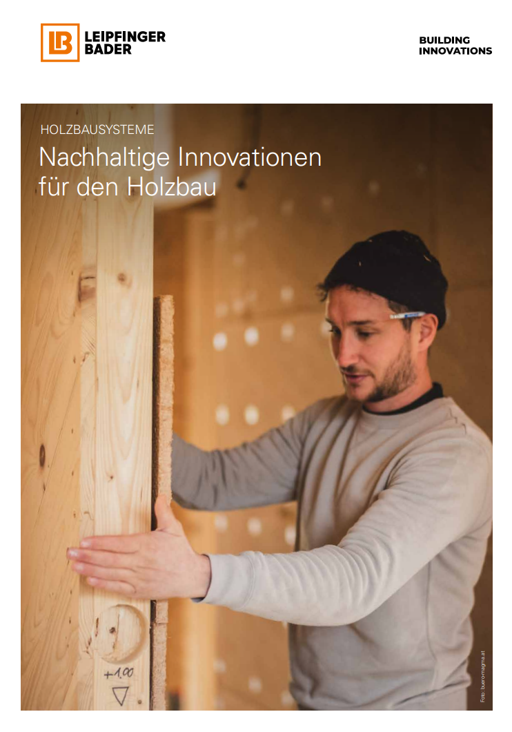 Mann arbeitet mit Holzbauprodukte in einem Holzbau.