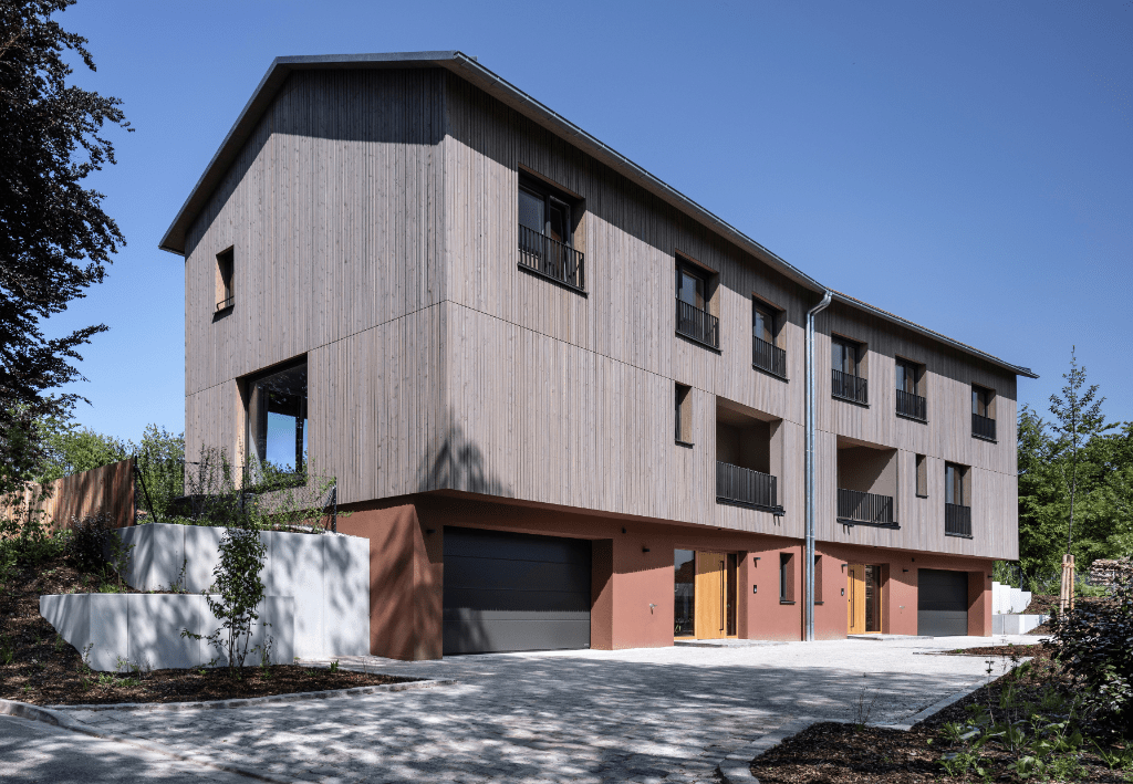 Doppelhaus in Massivbauweise mit Holzfassade.