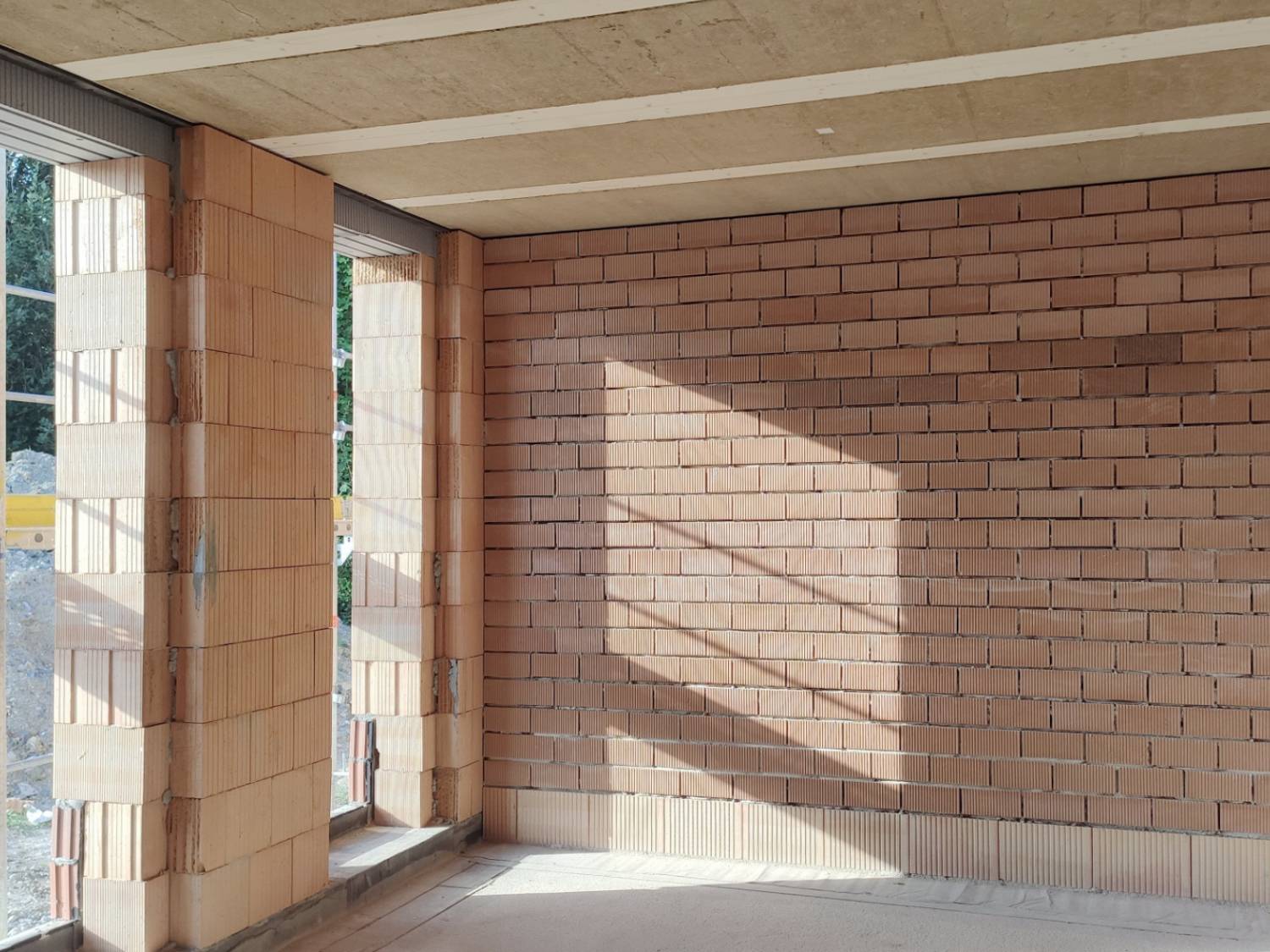 Ein Raum mit Ziegelwänden und Fenstern, der die VLE in Tirschenreuth Kaltziegel zeigt.