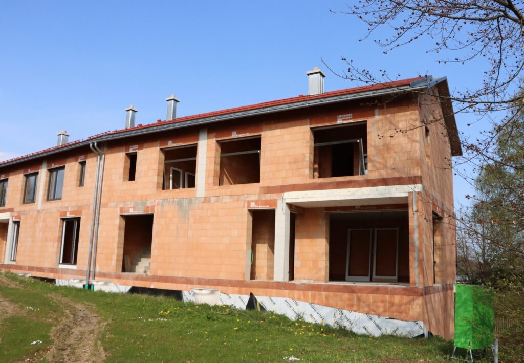 Doppelhaus in Massivbauweise in Rohbau.