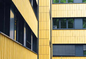 Verwaltungsgebäude in Hof mit vertikal montierten Montano-Keramikelemente.