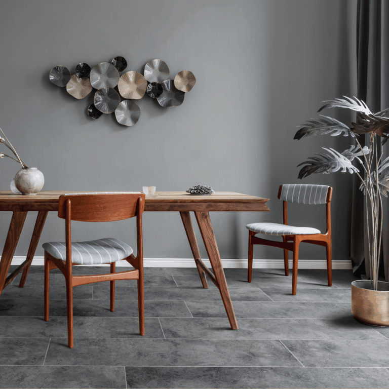 Moderner Besprechungsraum mit Holztisch, Stühlen und Kunstwerk an der Wand. Trockenestrich mit Designestrichziegel von Leipfinger-Bader.