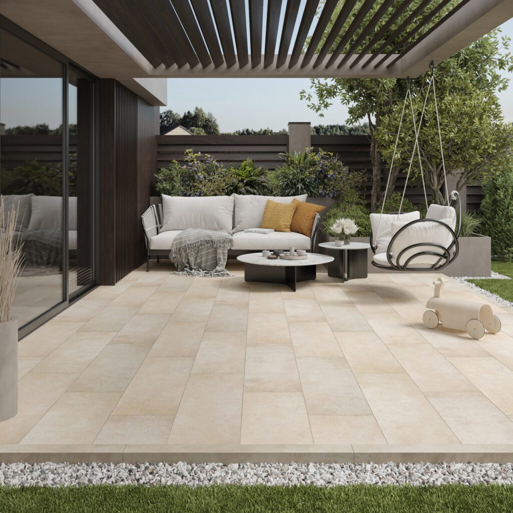 Außenbereich mit Lounge, Hängesessel und Terrasse mit Terrassenziegel Baldet