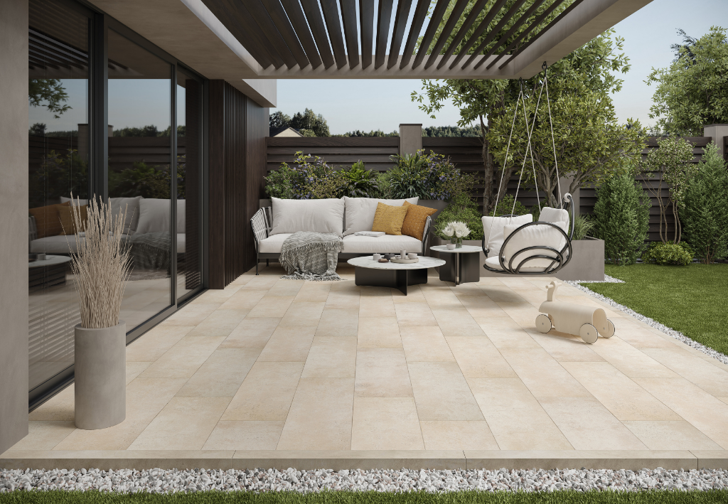 Außenbereich mit Lounge, Hängesessel und Terrasse mit Terrassenziegel Baldet
