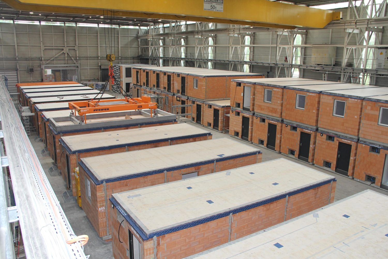 Mehrere rechteckige Ziegelmodule in einer großen Halle bei Leipfinger-Bader Tag der offenen Tür in Pfeffenhausen, teilweise zu mehrstöckigen Modulen zusammengesetzt.