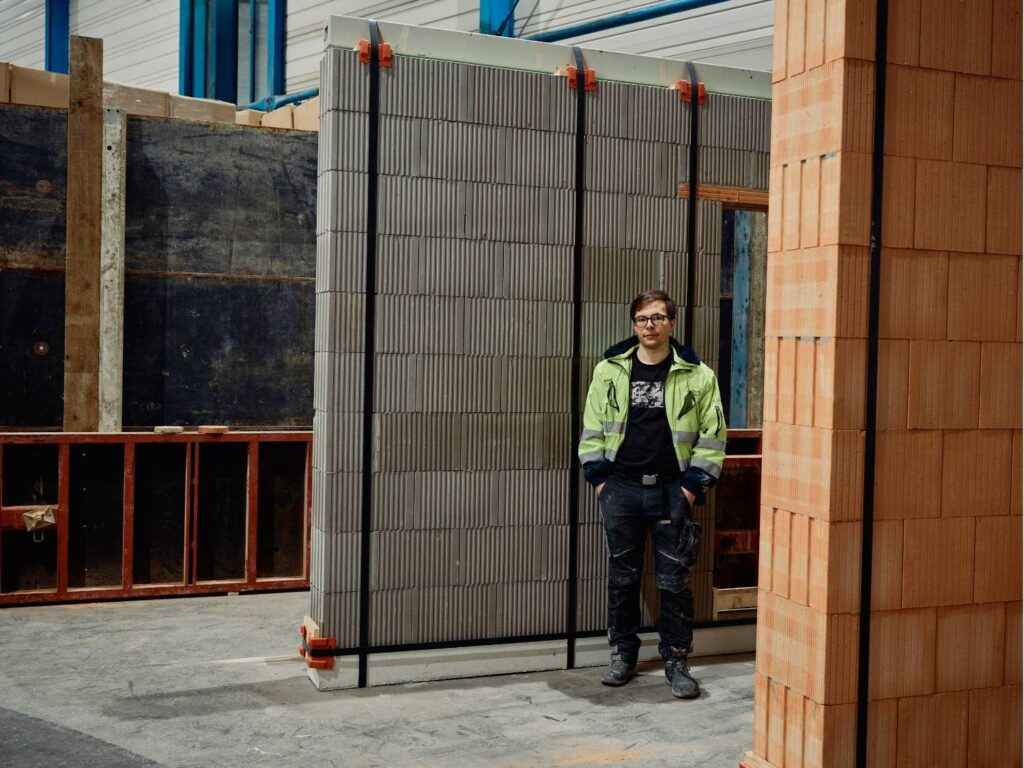 Lehmziegelfertigteile mit Julian Trummer im Werk Pfeffenhausen.