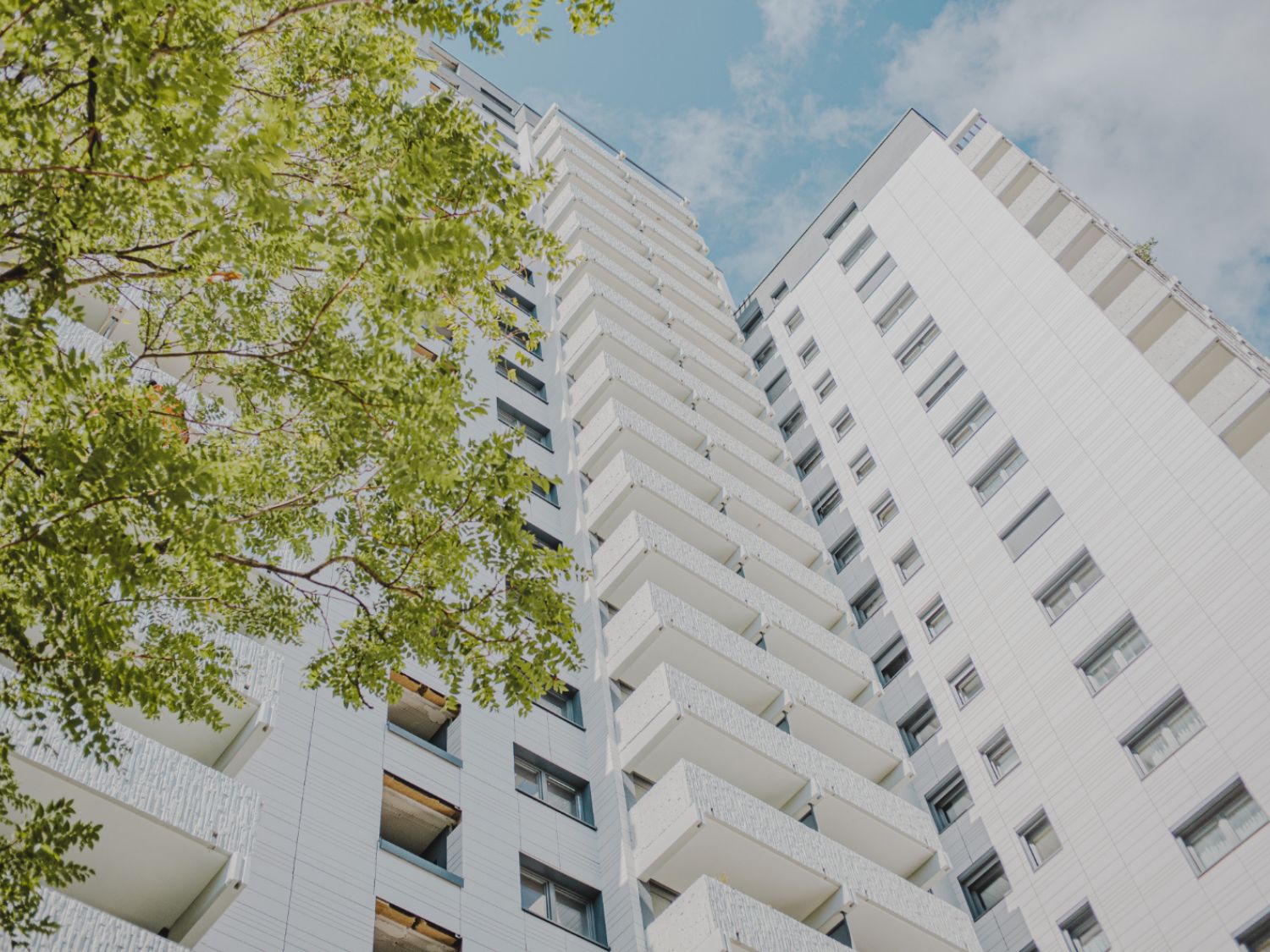 Saxxon-Hochhaus in Frankfurt mit vorgehängter hinterlüfteter TONALITY® Keramikfassade.