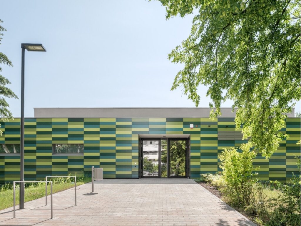 Eingang der Sporthalle der Albert-Schweitzer-Schule in Dresden