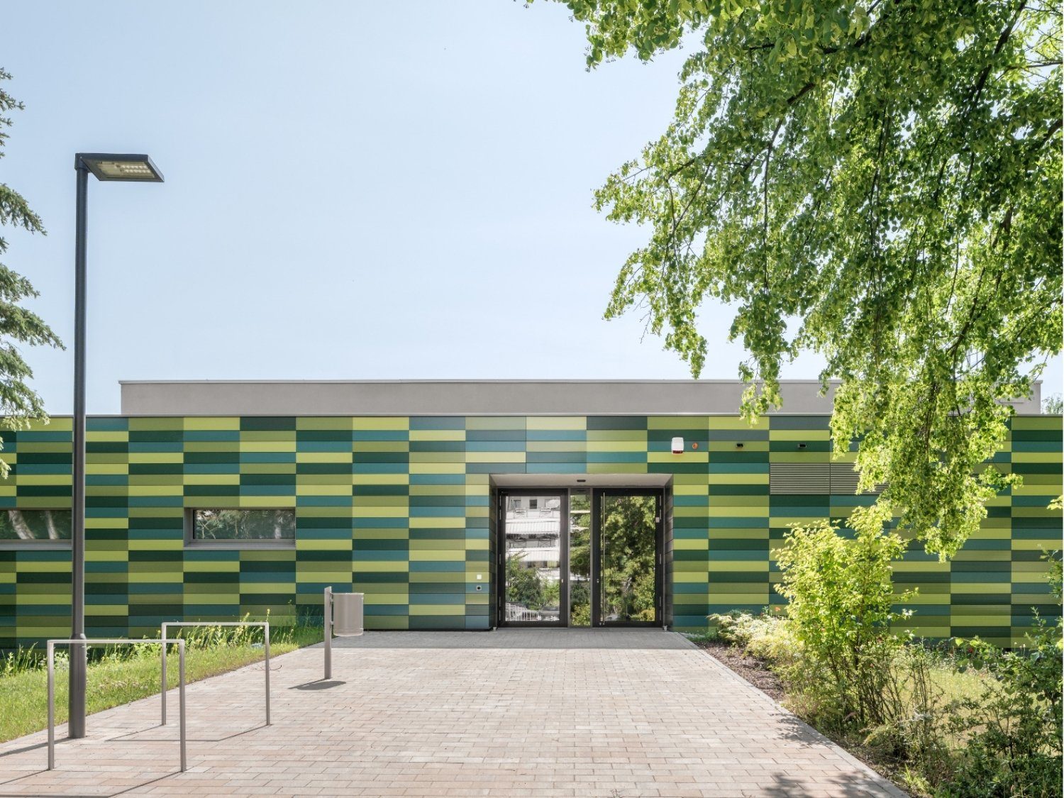 Eingang der Sporthalle der Albert-Schweitzer-Schule in Dresden