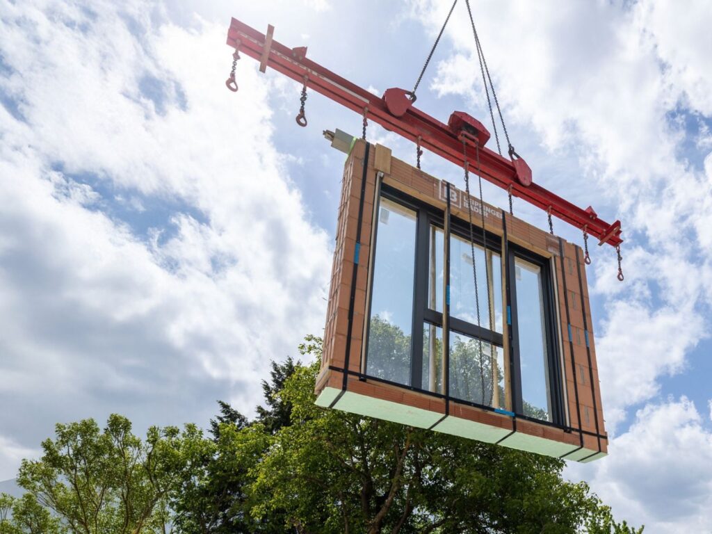 Leipfinger-Bader vorgefertigtes massive Wandelement aus Ziegel inklusive Fenstern und -zarge.