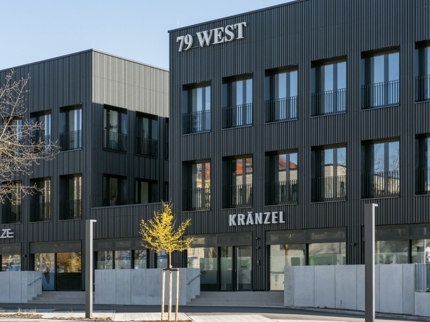 Das neue Geschäftshaus „79 West“ in Straubing mit vertikaler TONALITY® Keramikfassade in matt schwarz.