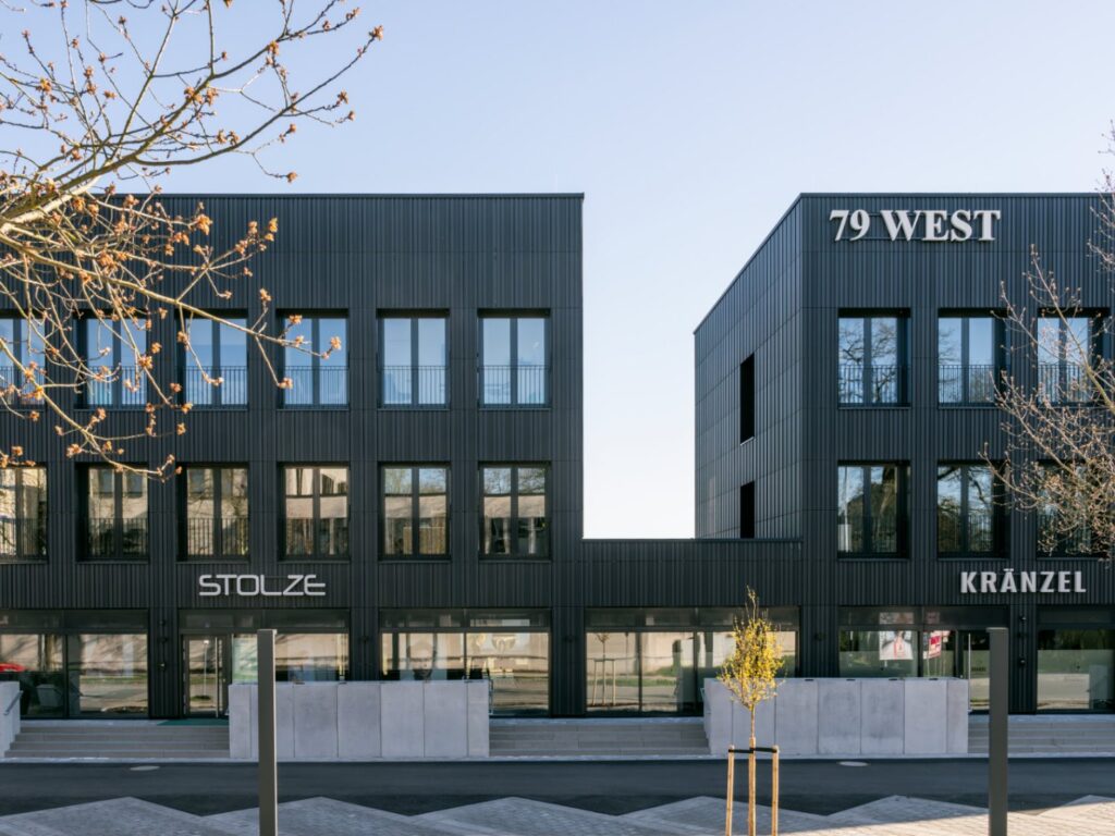 Geschäftshaus „79 West“ in Straubing mit TONALITY® Keramikfassade in matt schwarz.