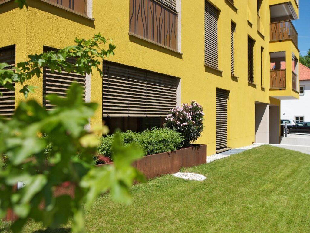 Mehrfamilienhaus mit dezentraler Lüftung Premium im Rolladenkasten verbaut.