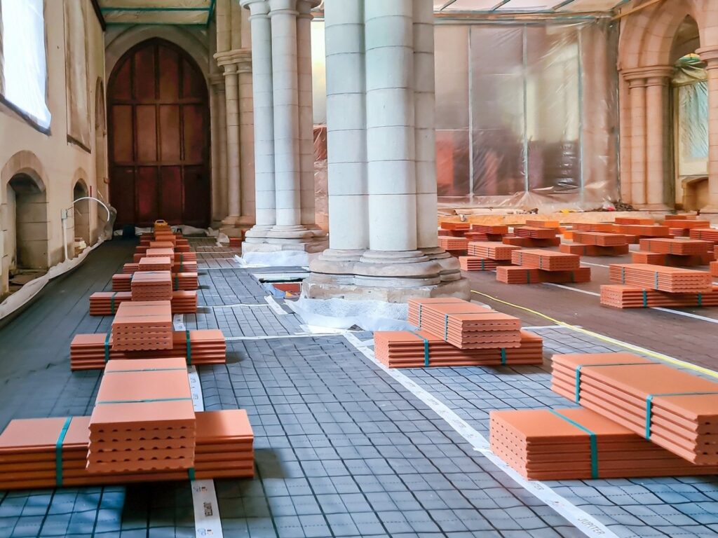 Estrichziegel von Leipfinger-Bader in einer denkmalgeschützten Kirche.