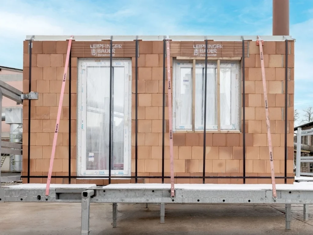 Leipfinger-Bader vorgefertigtes Ziegel-Wandelement mit Fenster und Rollldaenkasten integriert.